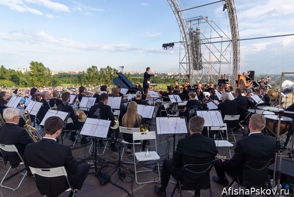 Концерт с оркестром у памятника в Самолве